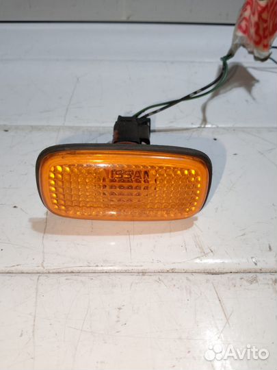 Повторитель в крыло nissan laurel GC35 lhrh