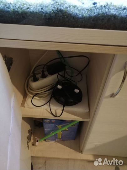 Аквариум с рыбками и тумбой