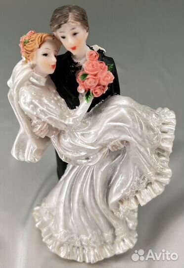 Декоративная подставка под торт и статуэтка