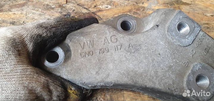 Кронштейн кпп левый Volkswagen Tiguan 2007-2011