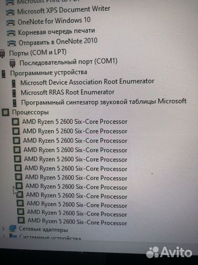 Игровой компьютер с монитором и клавиатурой
