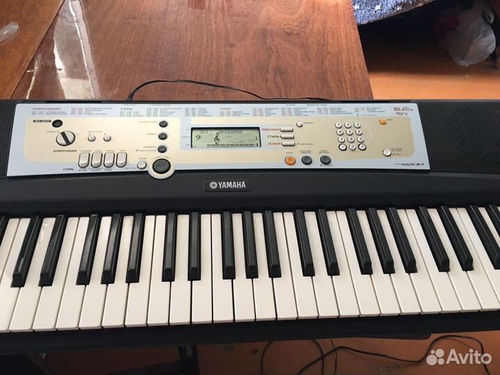 Yamaha PSR R200