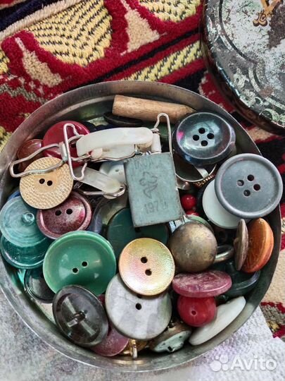 Пуговицы СССР и ластик 1971гв коробке из под халвы