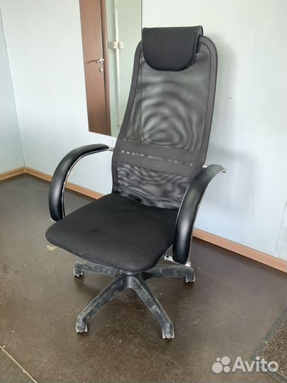 Офисное кресло