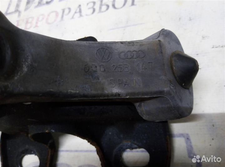 Кронштейн глушителя VW Passat (B6) 2005-2010