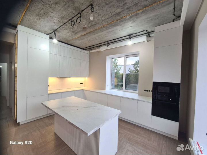 Прямой кухонный гарнитур с островом