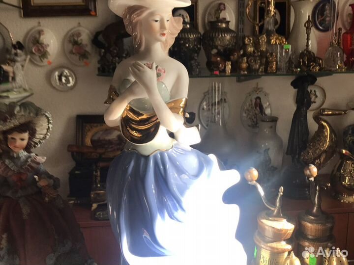 Фарфоровая статуэтка