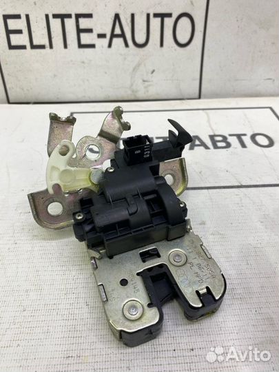 Замок крышки багажника Audi A3 8P 2010