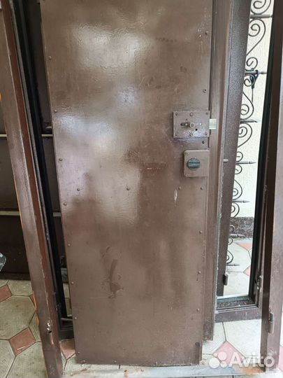 Дверь железная сейфовая с наличником