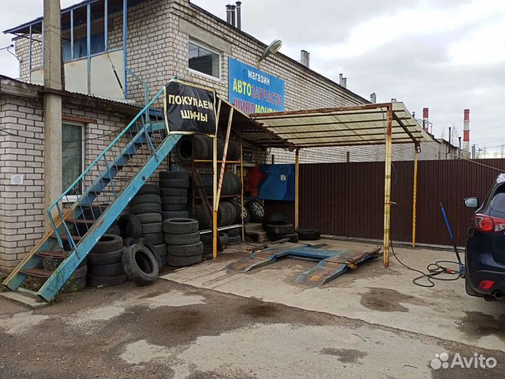 Работник шиномонтажа