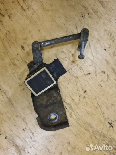 Датчик высоты дорожного просвета Mercedes-Benz