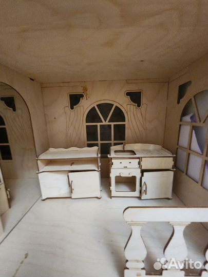 Большой кукольный домик с мебелью