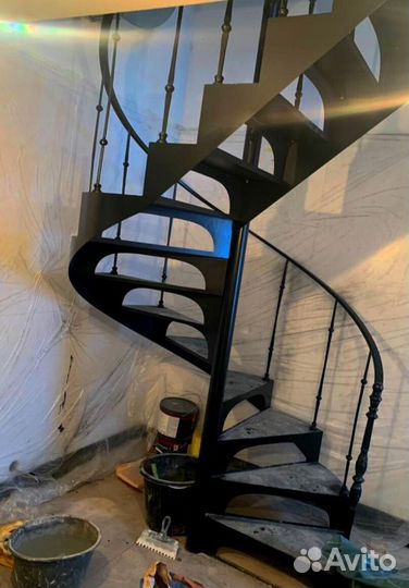 Лестница с забежными ступенями под ключ