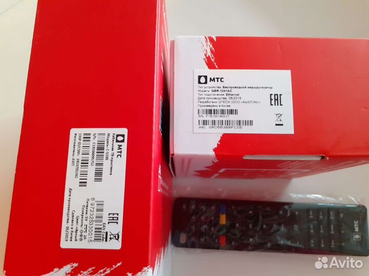 Кабельная тв приставка и роутер