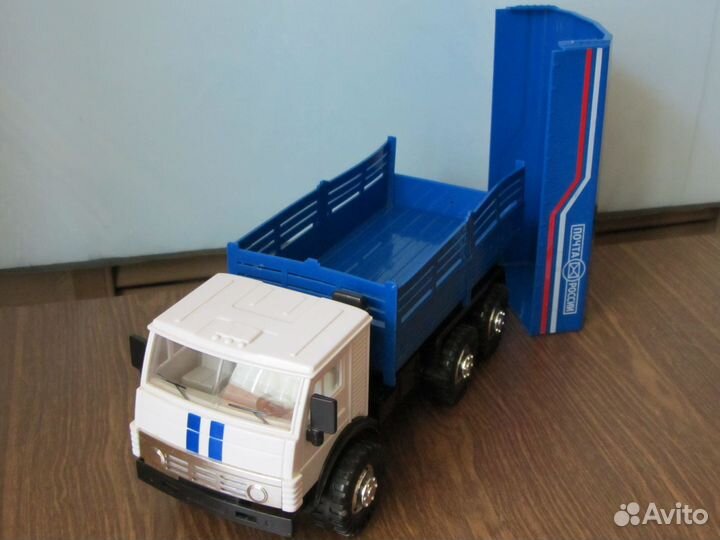 Грузовик бортовой со съемным тентом