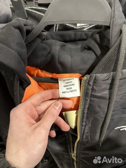 Бомбер vetements total fucking darkness на руках