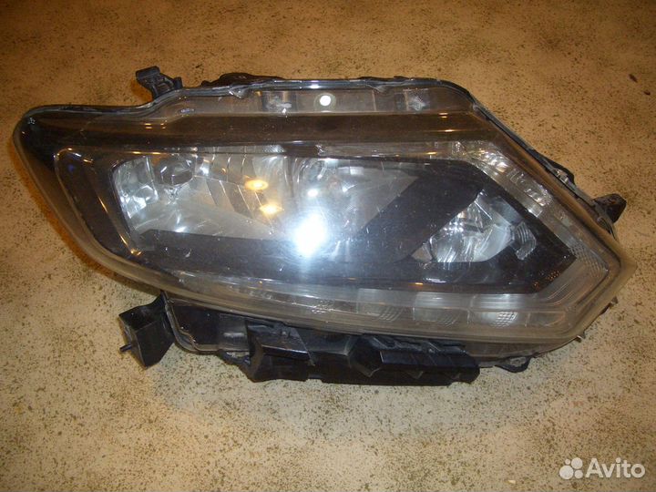 Фара правая Ниссан Х-Трейл Т32 с14-17г