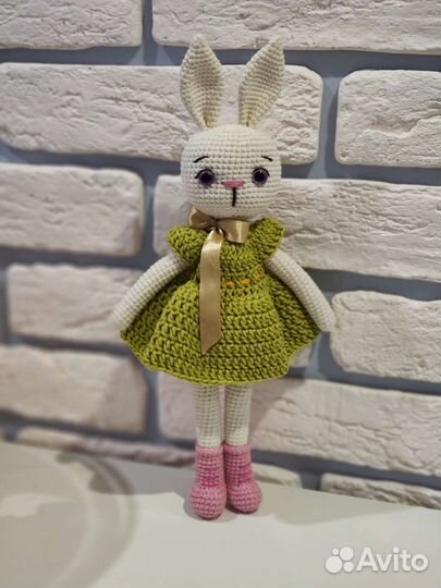 Вязаная игрушка Заяц в сарафане