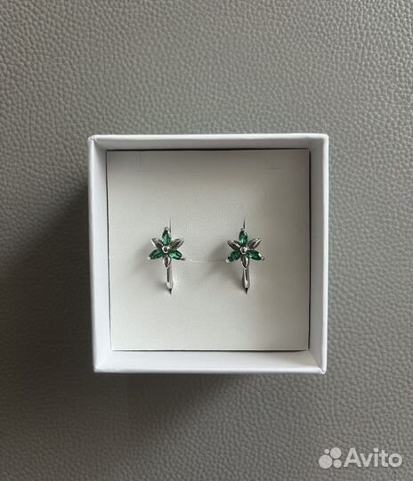 Серьги в виде цветка