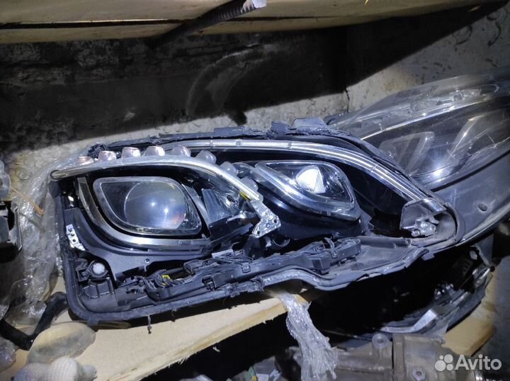 Фара правая битая светодиодная 207 Mercedes