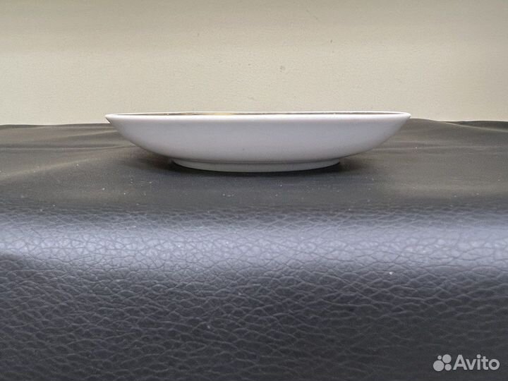 Блюдце с золотым отводом 14,7 см Красный фарфорист