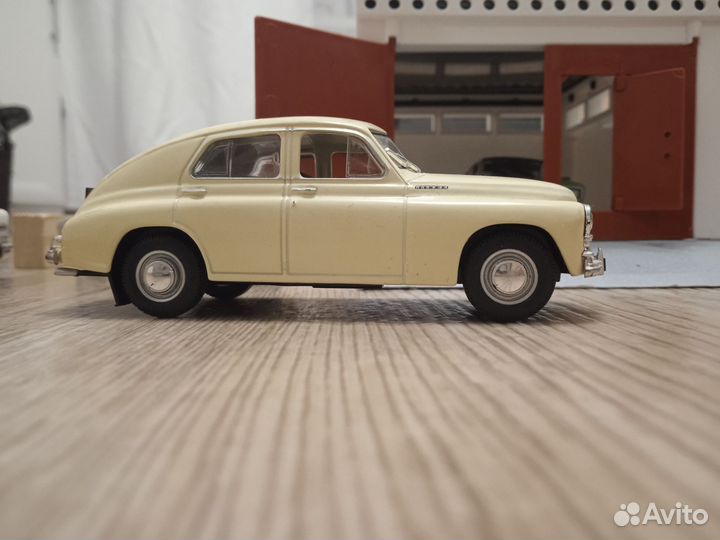 Модель автомобиля 1:43