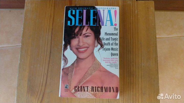 Книга на английском и испанском языках Selena