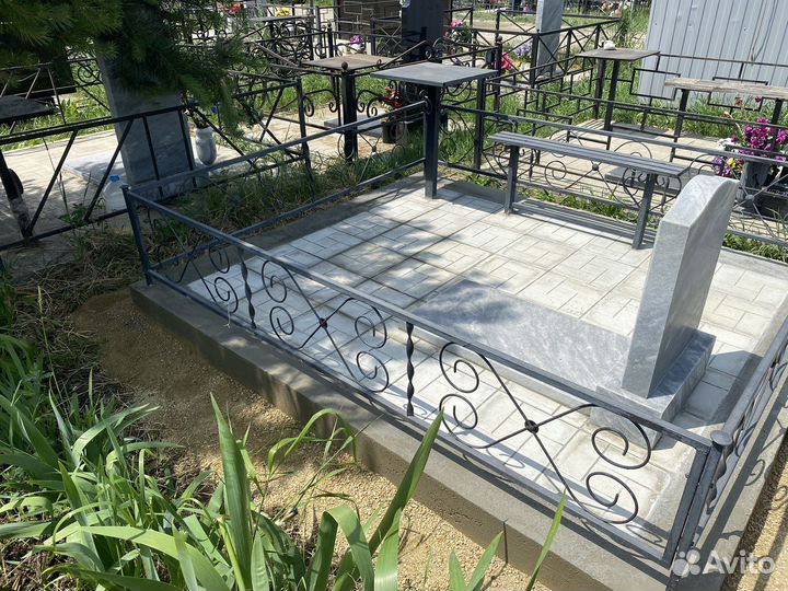 Памятник из мрамора с установкой