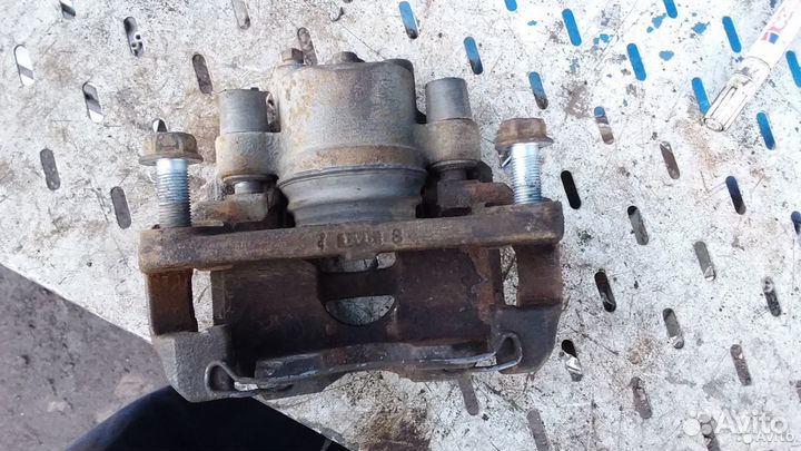 Суппорт передний левый Toyota Yaris 90 кузов