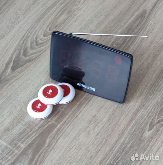 Кнпока вызова персонала и табло отображения вызова