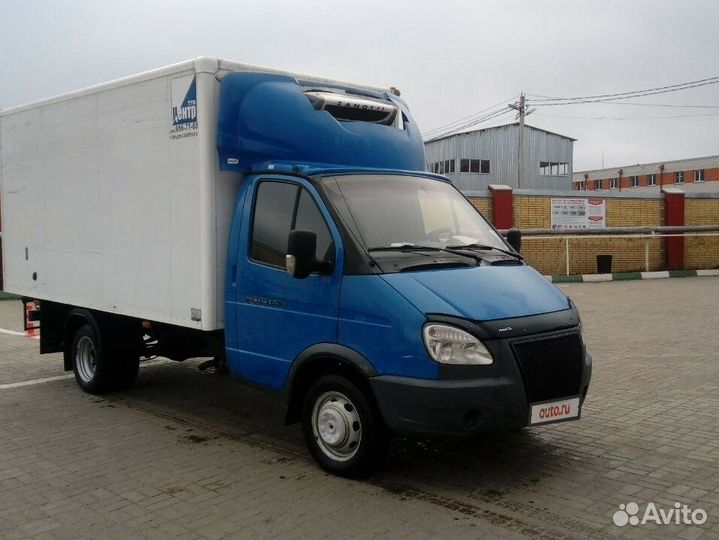 Водитель на своей газели микроавтобус