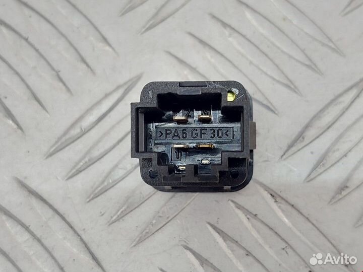 Кнопка открывания люка Volkswagen Golf 3 2000