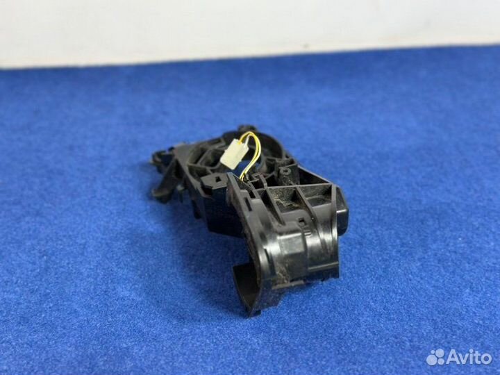 Кронштейн корпуса зеркала правый Volvo Xc60 2011