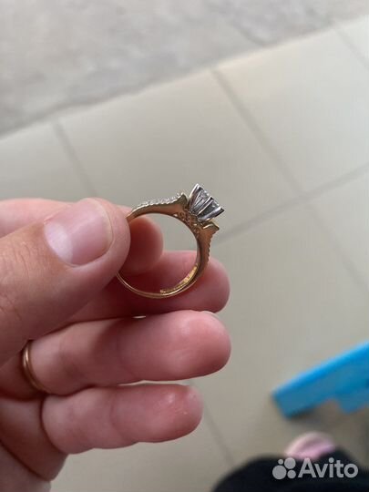 Кольцо с бриллиантом