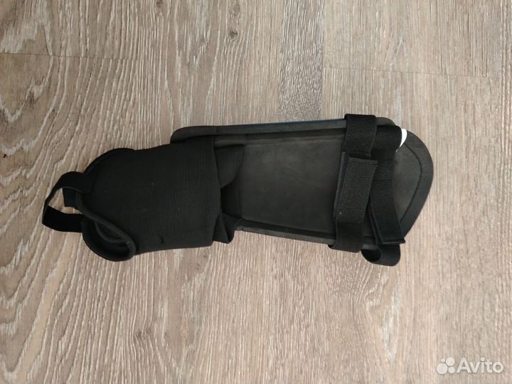 Щитки футбольные