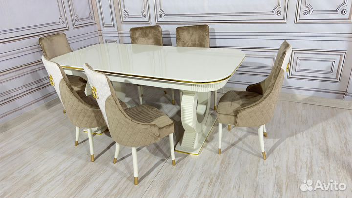 Стол со стульями в гостинную