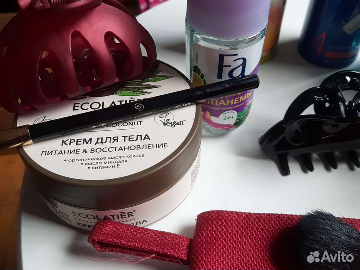 Косметика,заколки,косметичка б/у/пакет