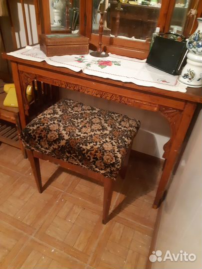 Дамский уголок туалетный стол+пуф+зеркало
