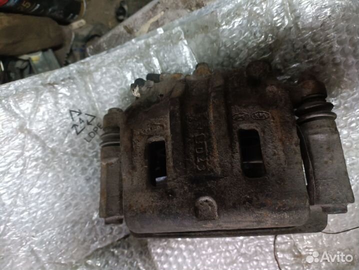 Передний правый суппорт Kia Sorento 1