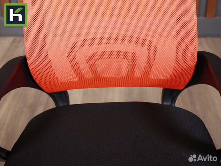 Офисное кресло на колесиках