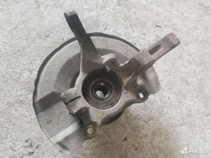 Кулак поворотный передний левый Lancer IX