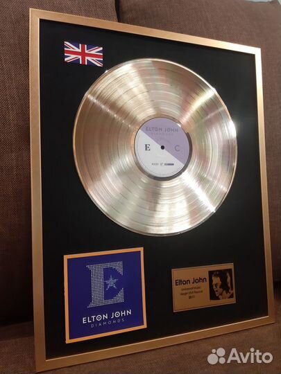 Золотой винил в рамке. Пластинка, платиновый диск