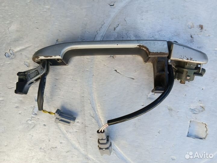 Внешняя ручка правой передней двери