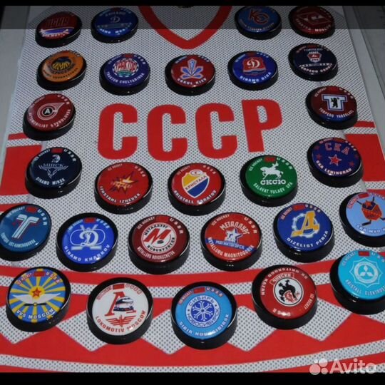 Хоккейные значки на вымпеле. 35 штук