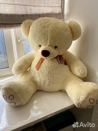 Большой плюшевый медведь