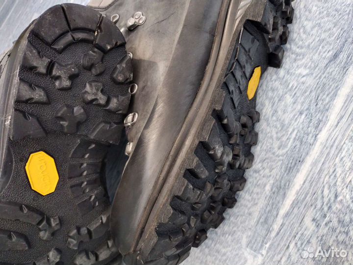 Трекинговые ботинки Lowa Tibet