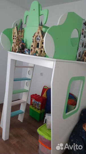 Детская кровать и самолет-чердак