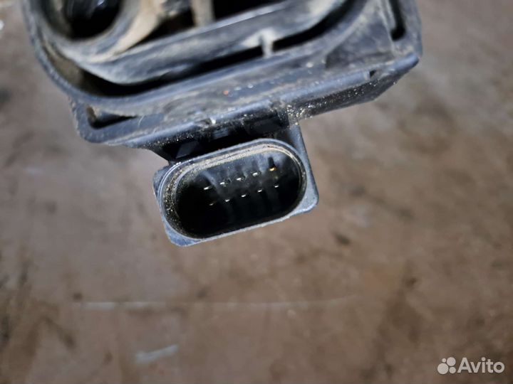 Блок клапанов пневмоподвески на Volkswagen Touareg