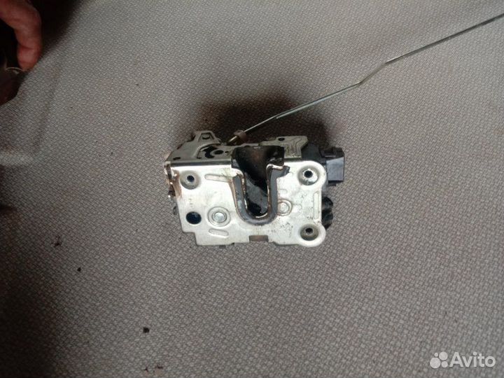 Замок двери задний левый Renault Sandero K7J710