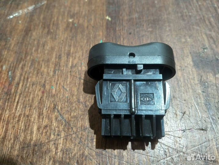 Кнопка блокировки двери Renault Logan 870250